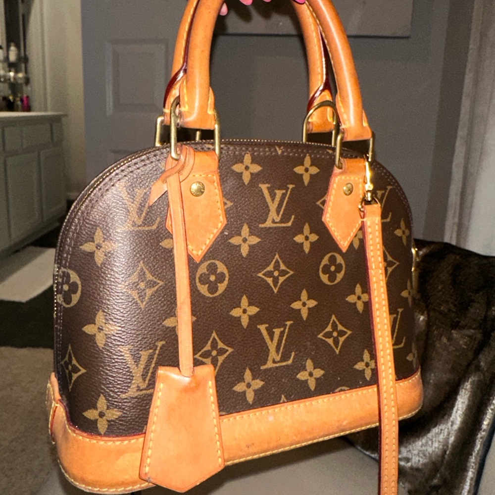 LOUIS VUITTON 
Monogram Alma BB